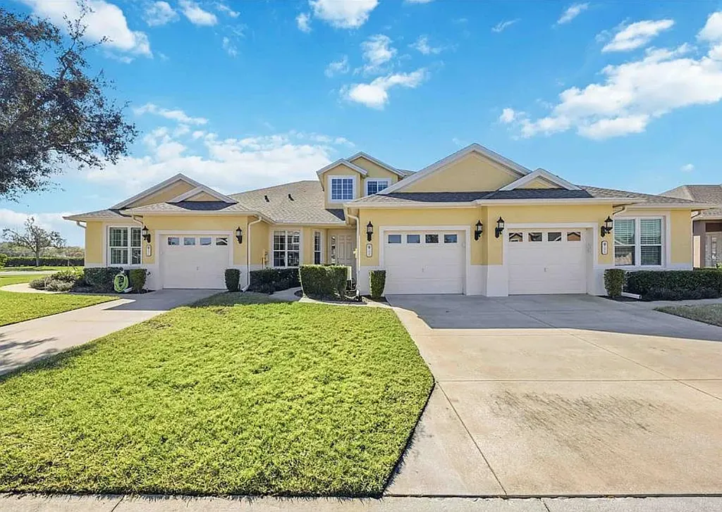Stylish 3-Bedroom Condo in Prime Lakeland Location — Photo 1