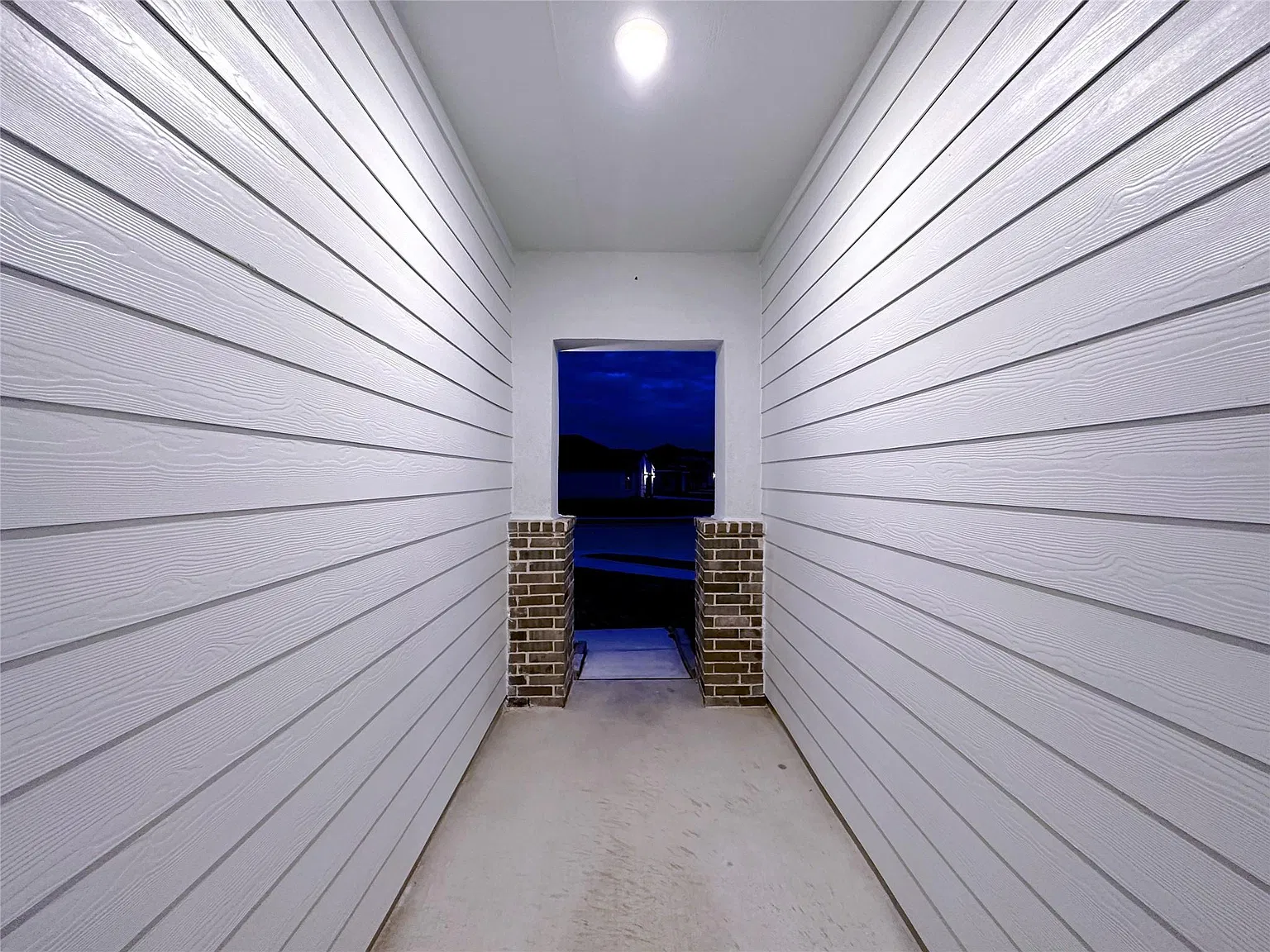4 bed, 2.0 bath, 2031 sqft, $2,300 — Photo 3