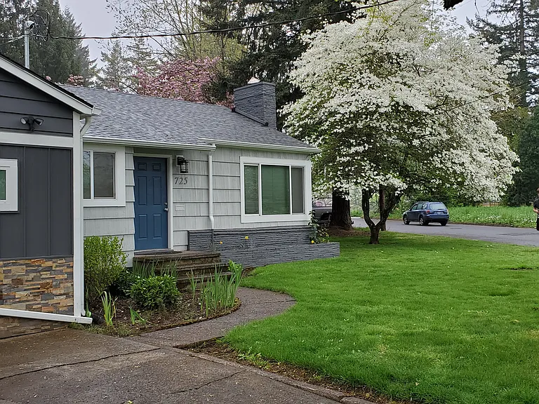 725 NE 5th St — Photo 1