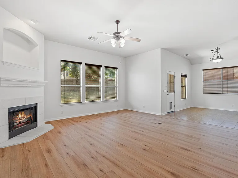 209 Canterbury Dr — Photo 7