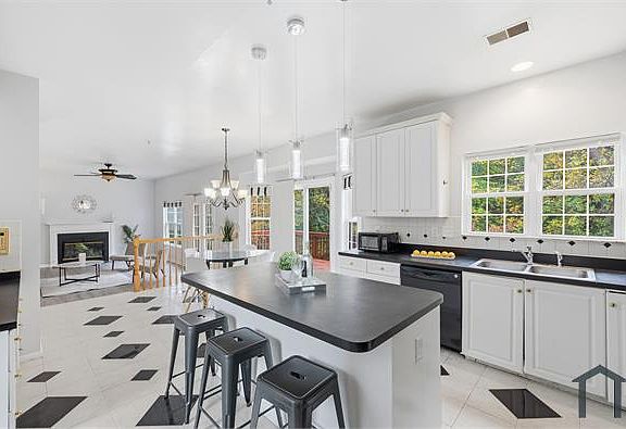 5th image of 10408 Foxlake Dr
