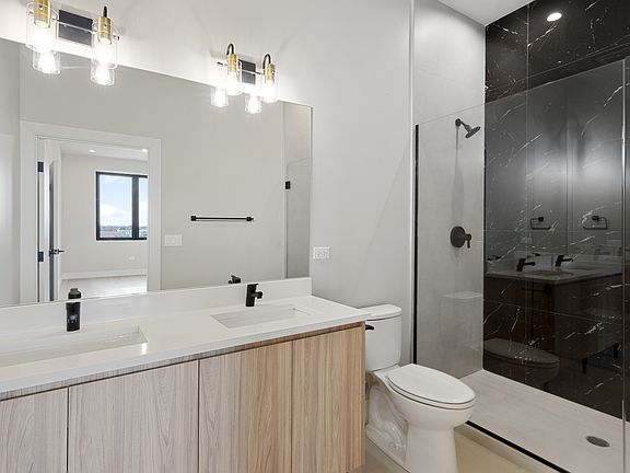 3rd image of 2505 W Farragut Ave #208