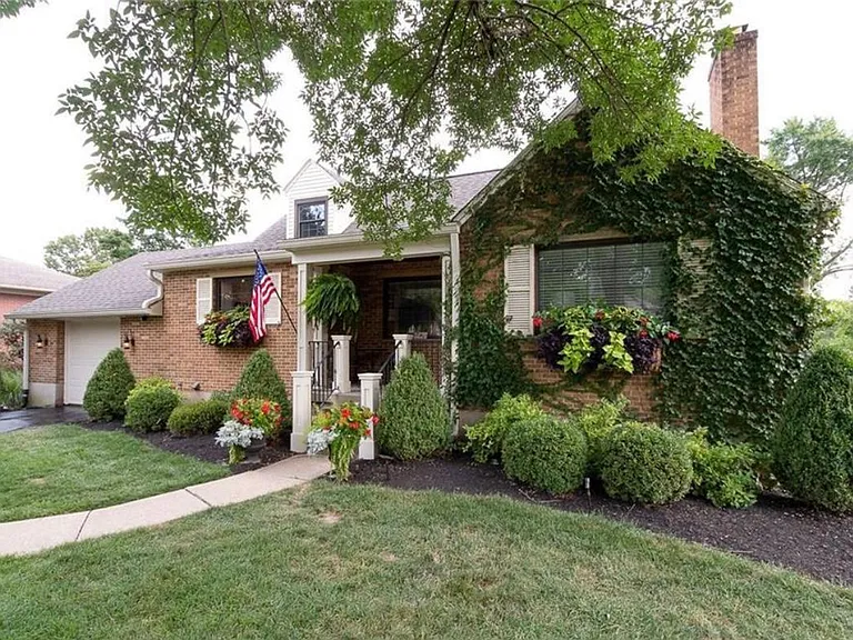 256 Castle Dr — Photo 2