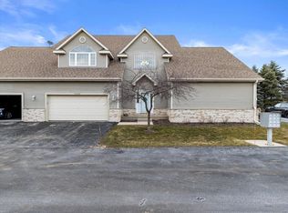 1058 Quinlan Dr UNIT B, Pewaukee, WI 53072