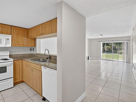 5th image of 430 SW 113th Way #430