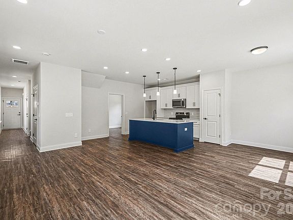 4th image of 560 W Wilson Ave