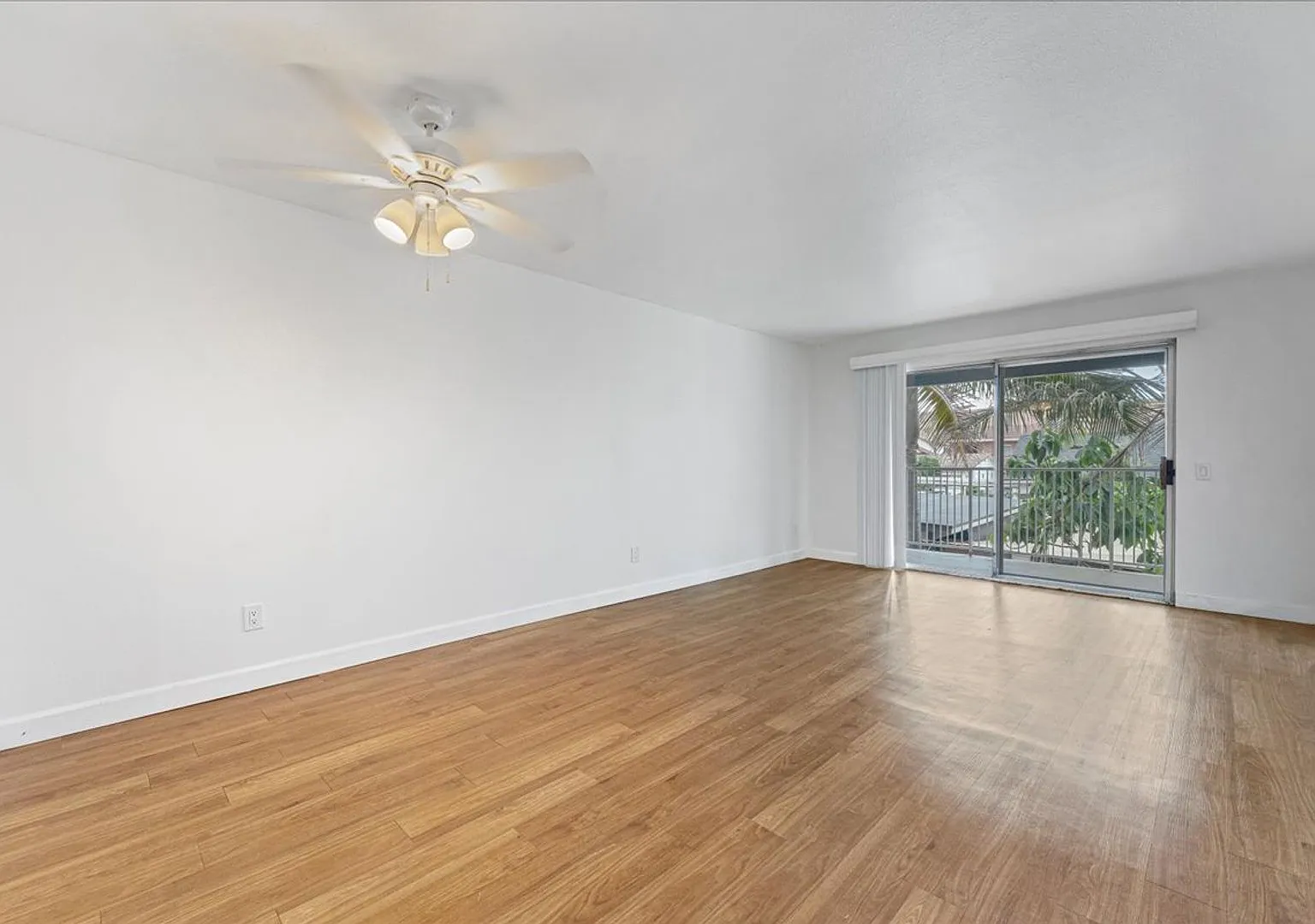 Beautiful Second Floor Apartment With Private Balcony! — Photo 1