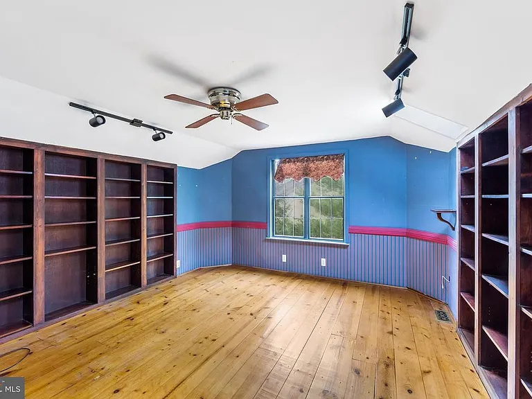 Walnut Springs Ct — Photo 16