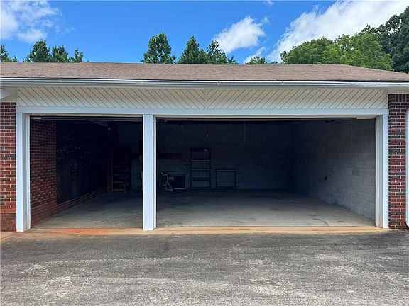 2nd image of 4541 Cavender Creek Rd