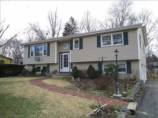 1st image of 7 Spruce Dr