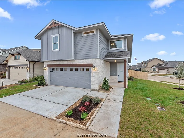 1311 McQueeny Dr — Photo 1