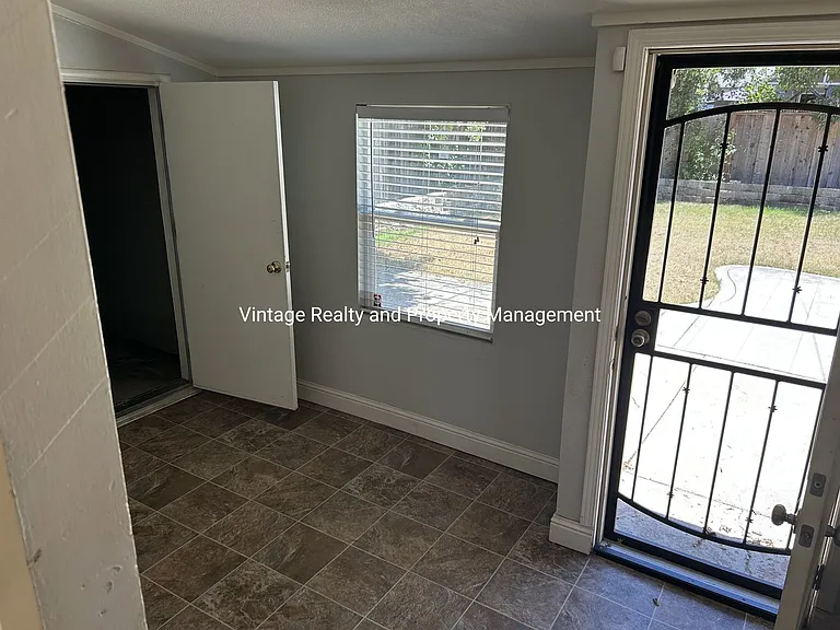 476 E Downs St — Photo 11