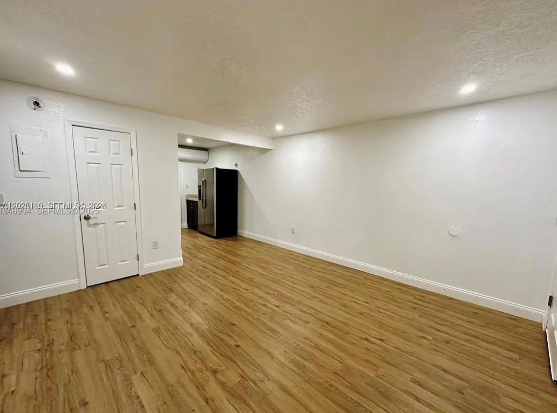 2 bed, 1.0 bath, $1,400 — Photo 4