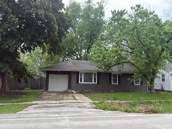 215 N 3rd St, Fisher, IL 61843