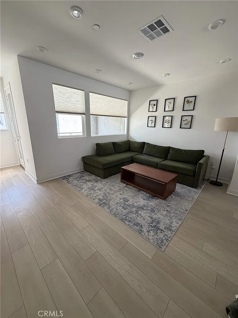 3 bed, 2.5 bath, 1554 sqft, $4,200 — Photo 2