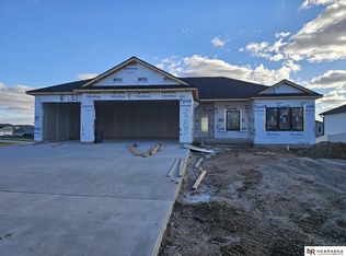 305 Kristi Ln, Hickman, NE 68372