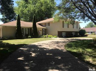 201 Evergreen Dr, Macomb, IL 61455