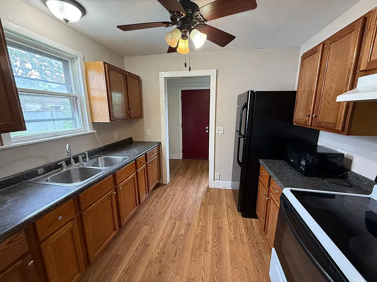 1608 Virginia St — Photo 7