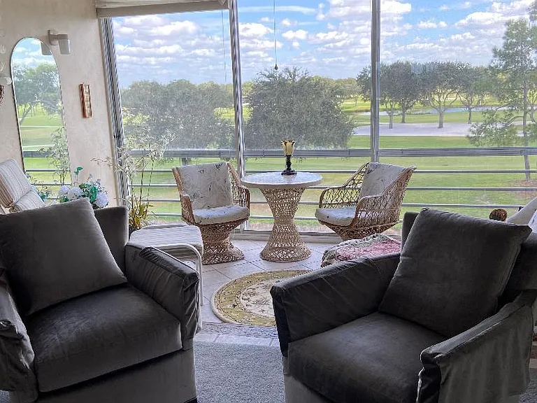 Very comfortable Robb&Stucky swivel chairs.