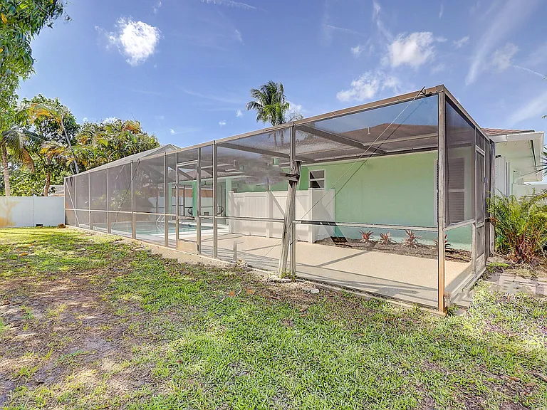238 SW Grove Ave — Photo 41