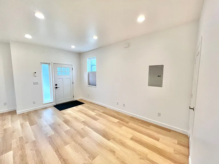 2223 Redwood Ave — Photo 11