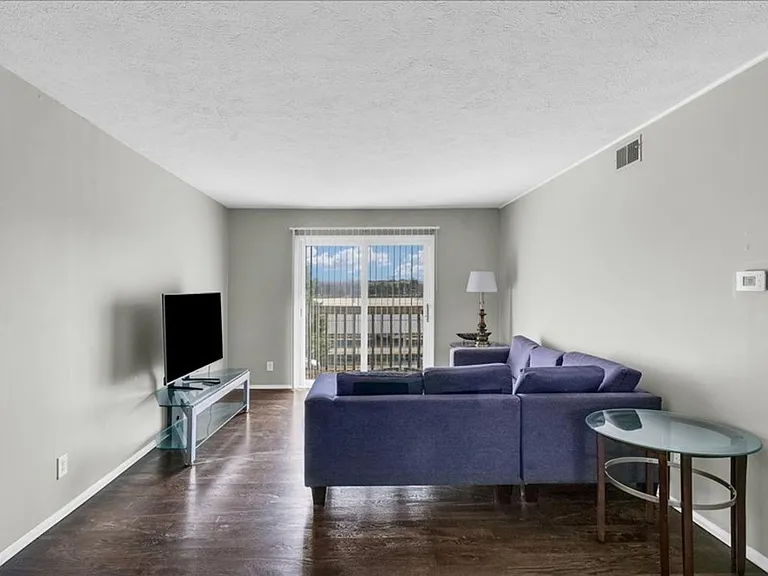 8 Ross — Photo 5