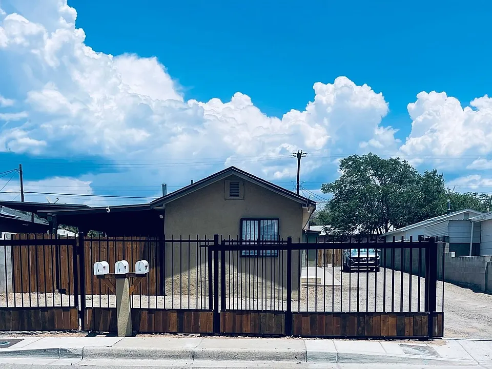 1818 Edith Blvd SE