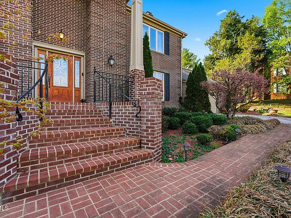 5th image of 232 Roscommon Dr