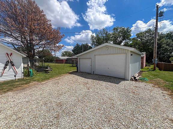 3rd image of 215 Truman Ave