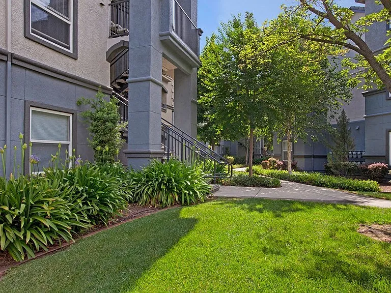 Broadleaf Apartments — Photo 13
