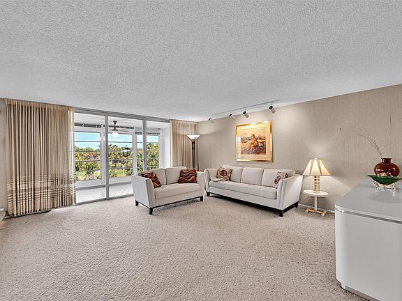 4th image of 3960 Oaks Clubhouse Drive #407