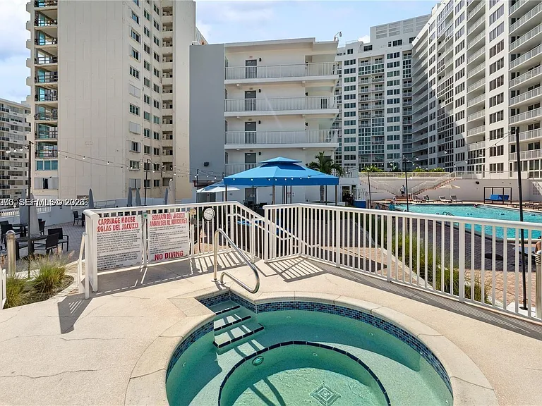 5401 Collins Ave #513 — Photo 8