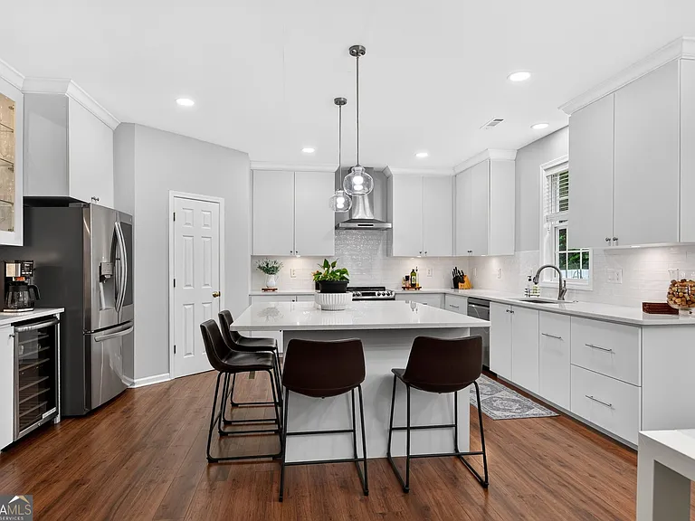 323 Revolution Dr — Photo 5