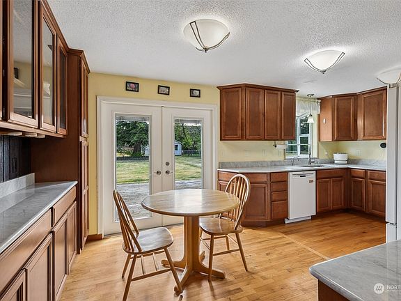 4th image of 132 176th Street E