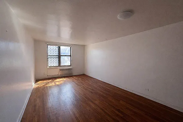 Living room, photo 1