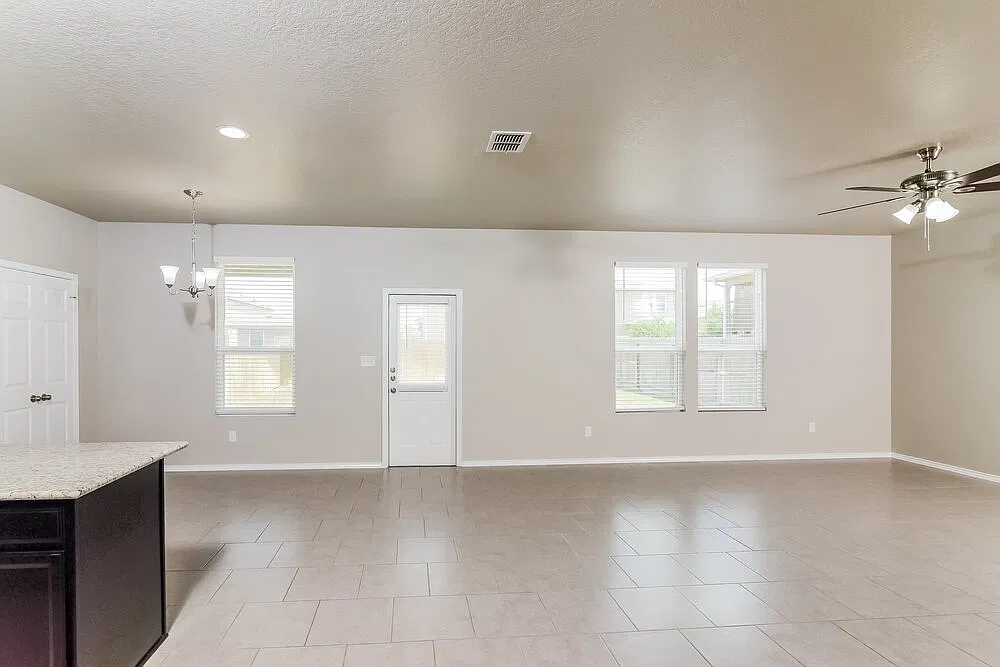 3 bed, 2.5 bath, 2394 sqft, $2,045 — Photo 4