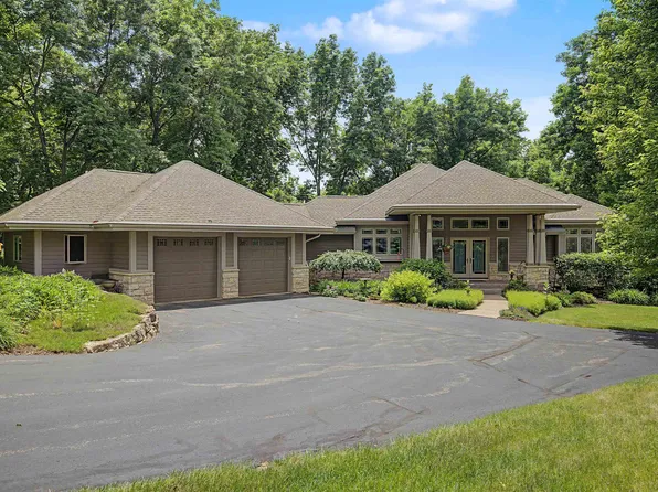 2 Dogwood Ct, Galena, IL 61036