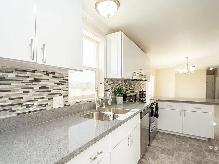 521 W Shady Ln — Photo 1