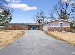 6750 Foxshire Dr, Florissant, MO 63033