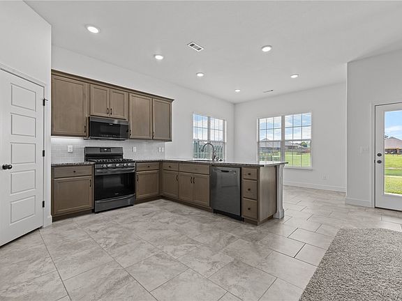 3rd image of 731 Melrose Pl