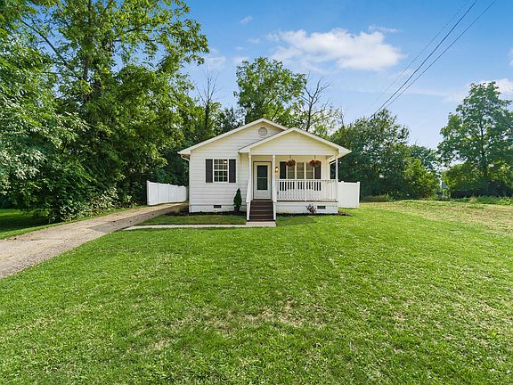 4th image of 2852 Main St