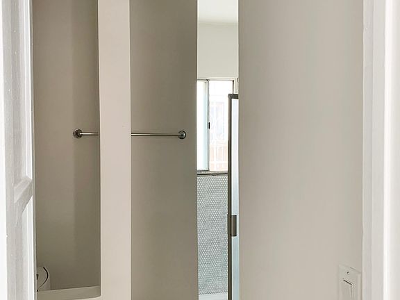 5th image of 613 Westminster Ave #16