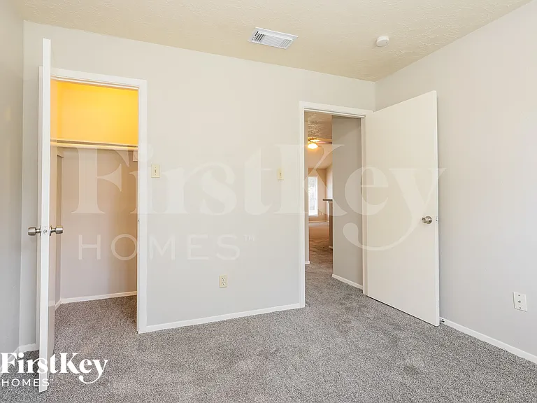 2118 Knollbrook Ln — Photo 15