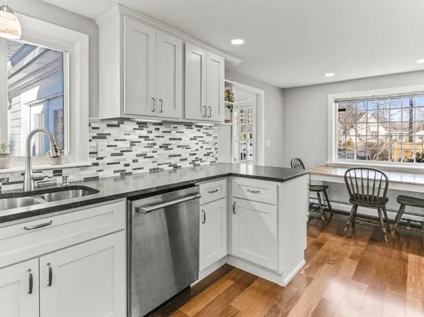 1057 Phinneys Ln, Barnstable, MA 02630