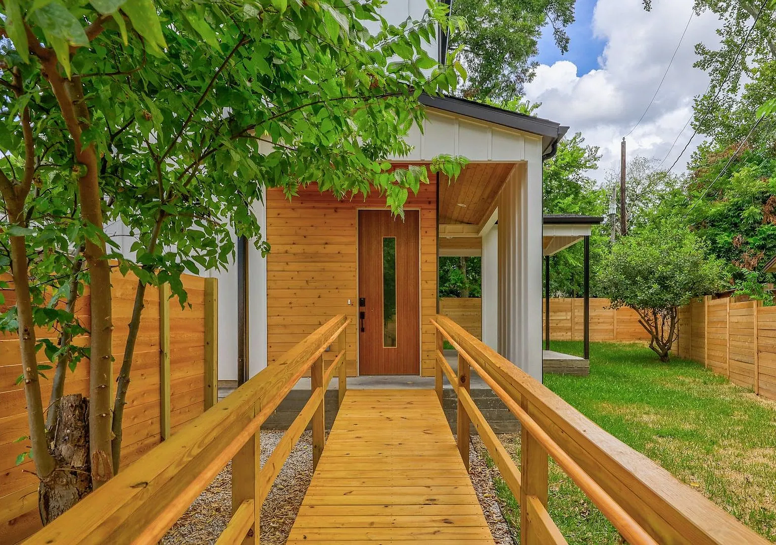 Modern and Cozy Retreat in Austin's coveted Windsor Park neighborhood! — Photo 2