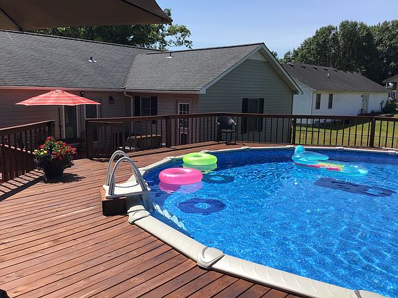 28 ft pool with upper deck