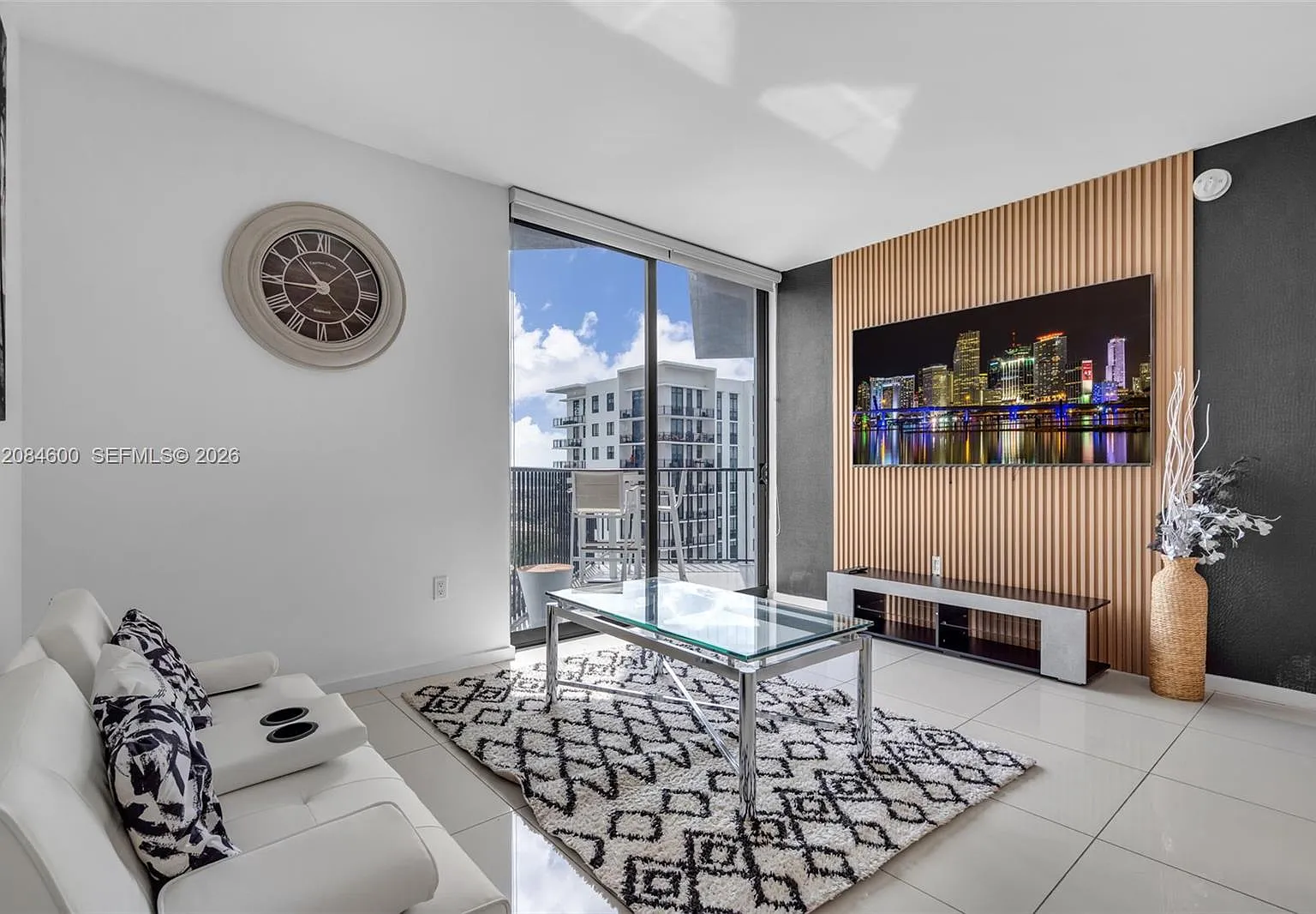 2 bed, 950 sqft, $3,750 — Photo 2