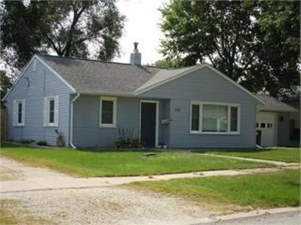 111 E 20th St, Cedar Falls, IA 50613