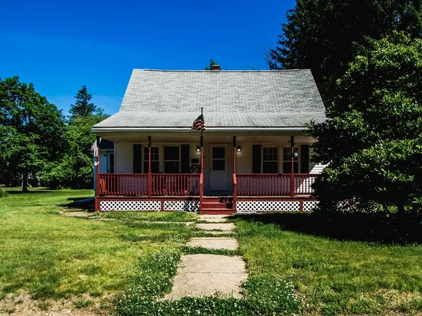 10 Pine St, Baldwinville, MA 01436