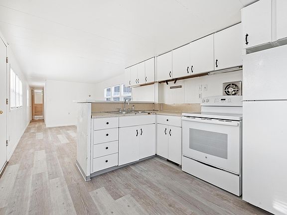 4th image of 1155 SE Professional Mall Blvd Trailer 402